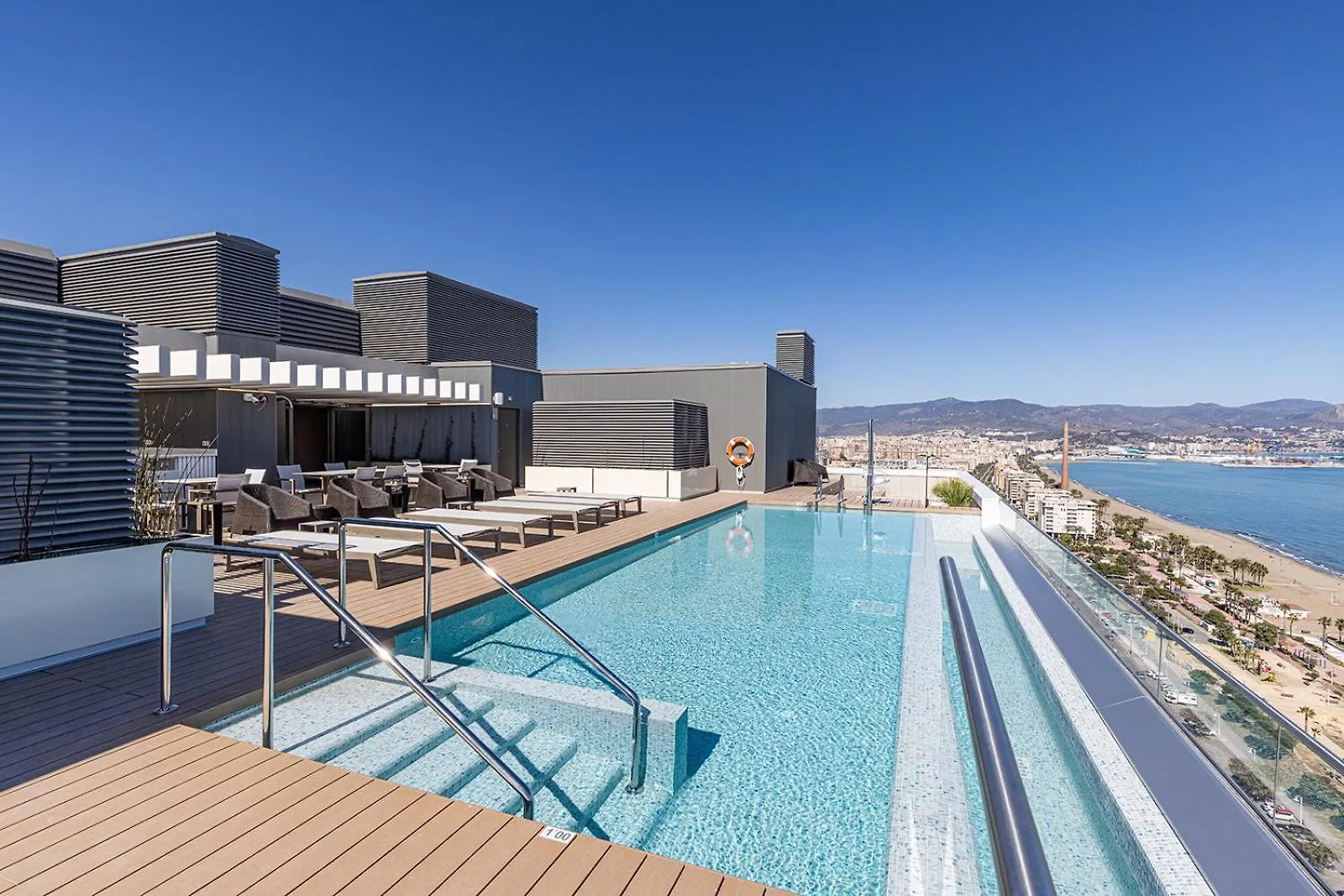 Luxury Beach Front 2 Bed Apartment In Malaga Towers