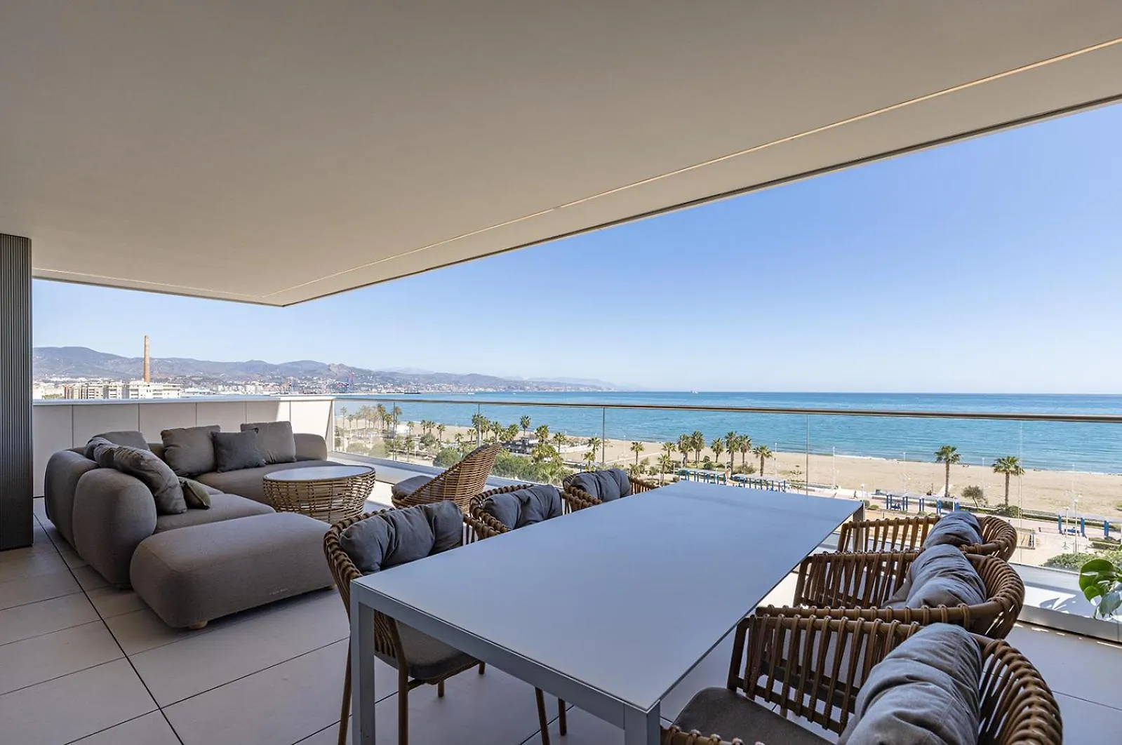Luxury Beach Front 2 Bed Apartment In Malaga Towers