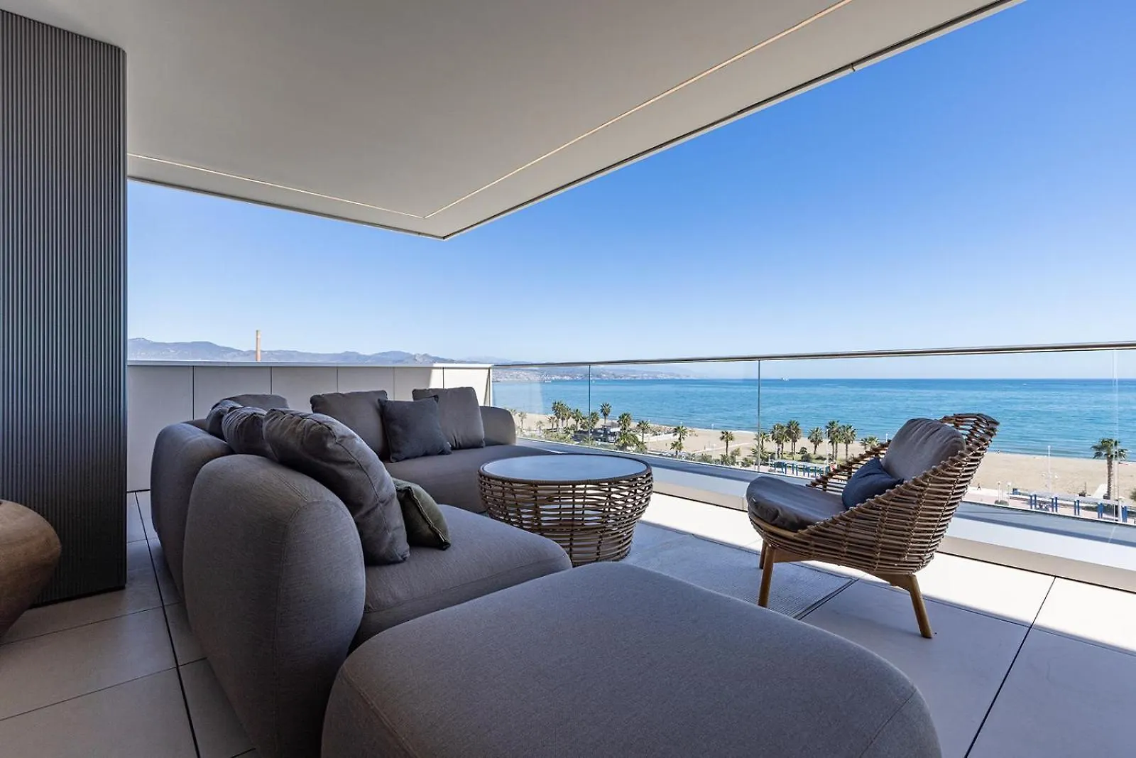 Luxury Beach Front 2 Bed Apartment In Malaga Towers