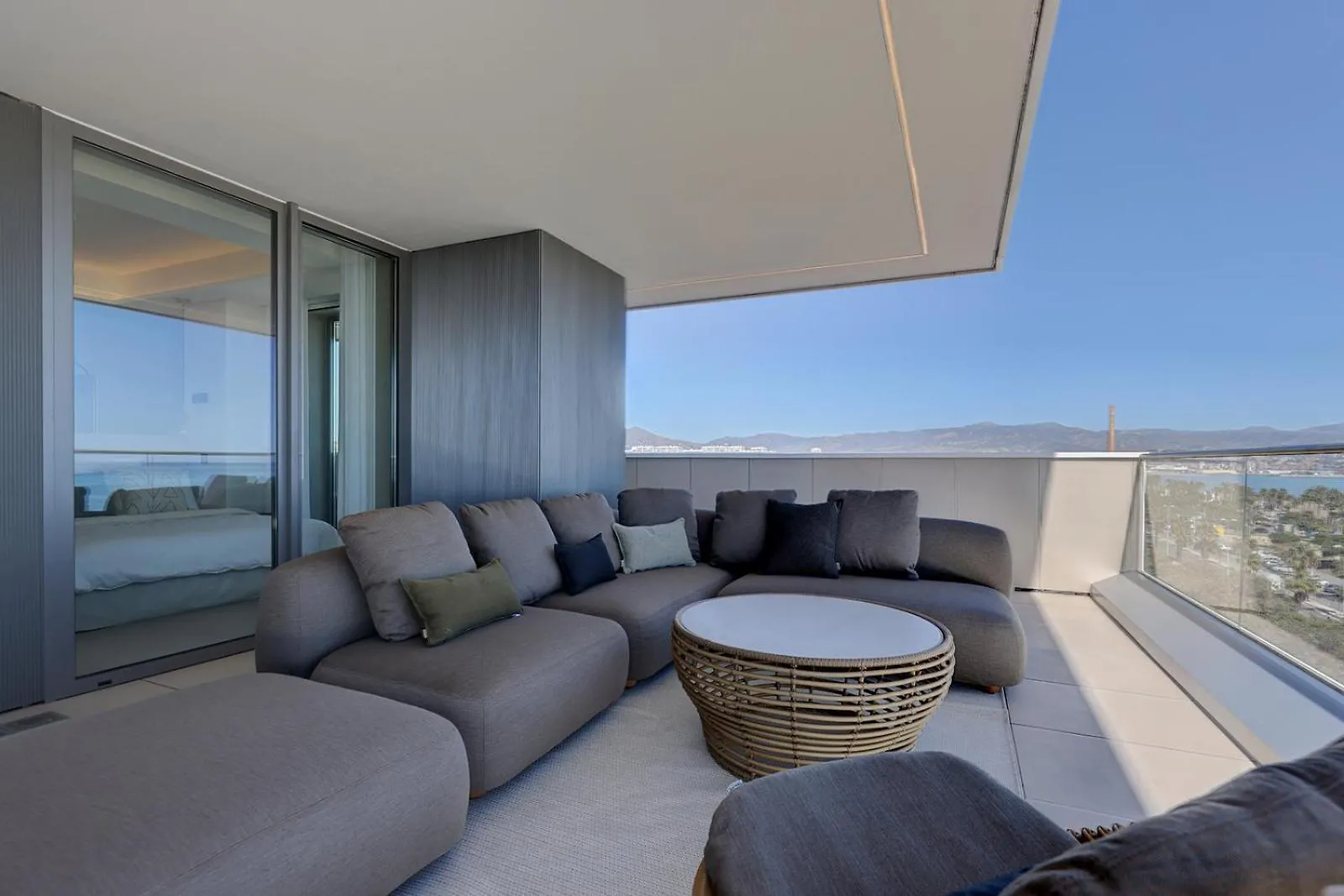 Luxury Beach Front 2 Bed Apartment In Malaga Towers