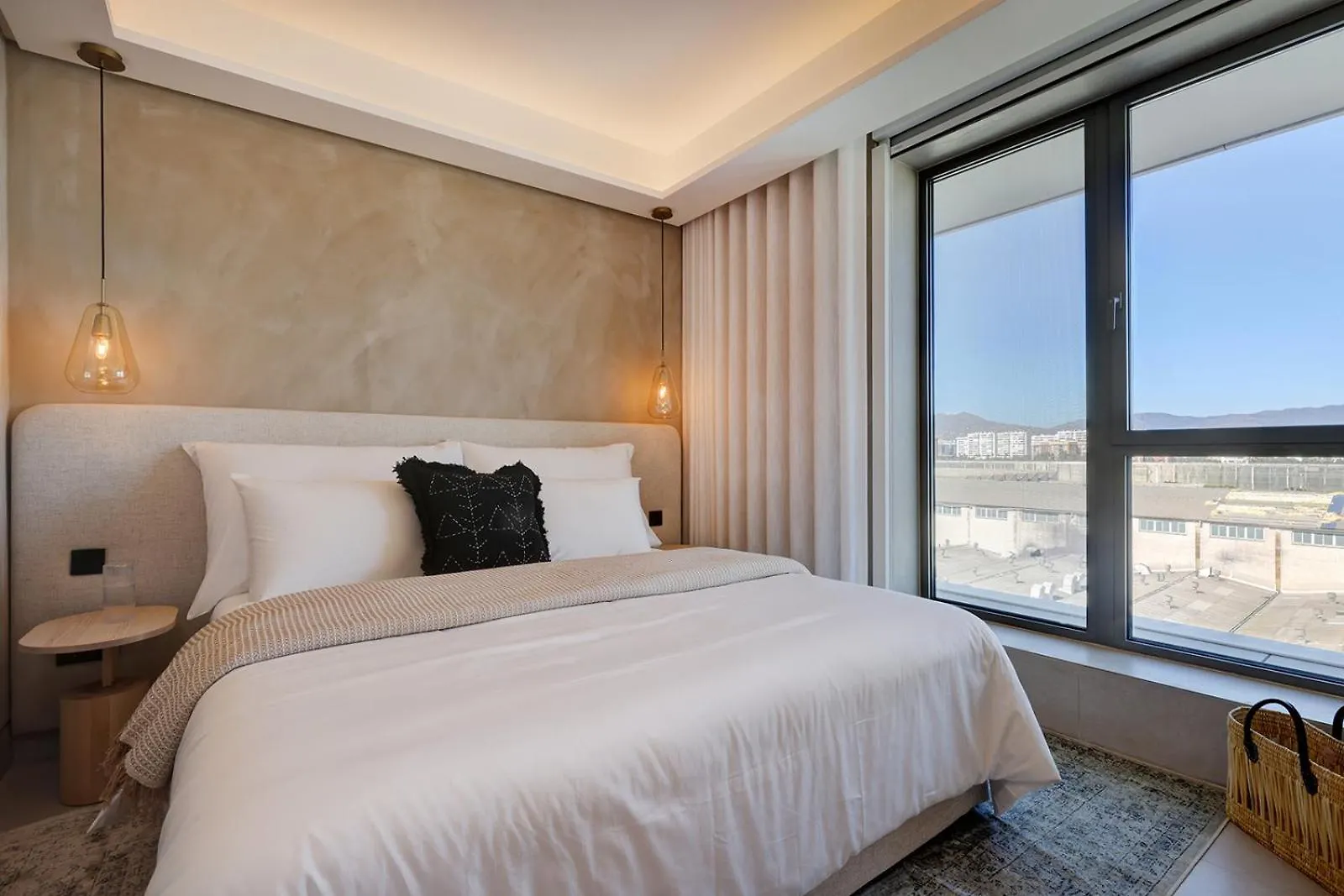 Luxury Beach Front 2 Bed Apartment In Malaga Towers