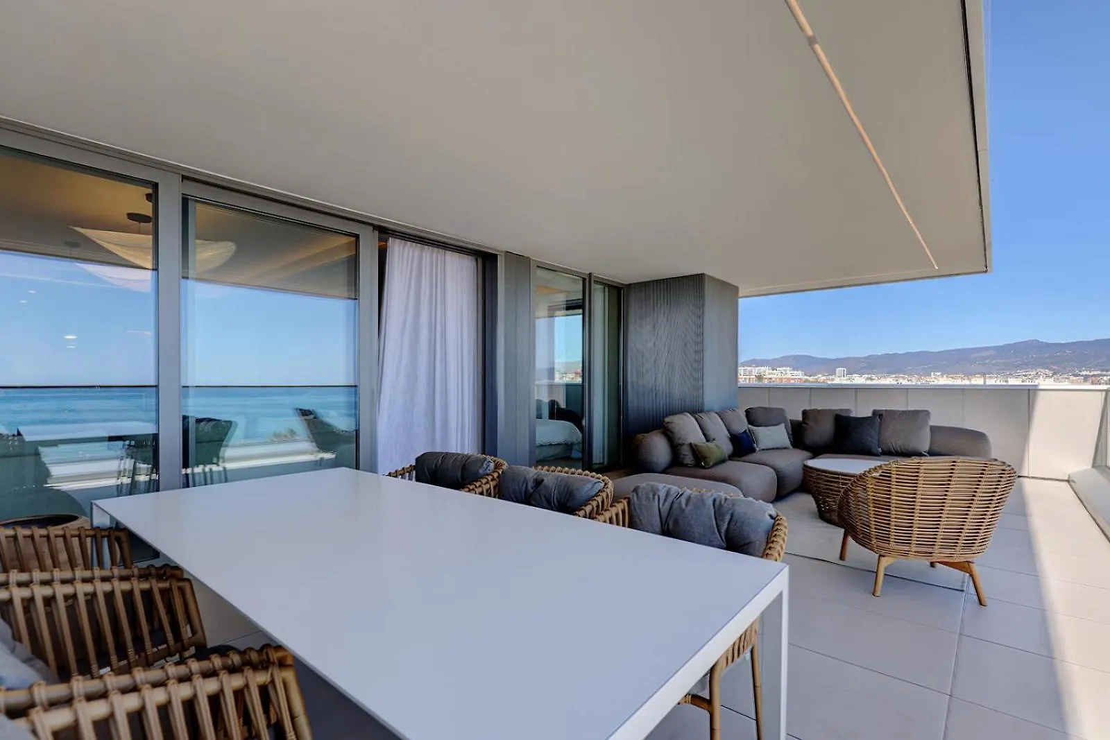 Luxury Beach Front 2 Bed Apartment In Malaga Towers