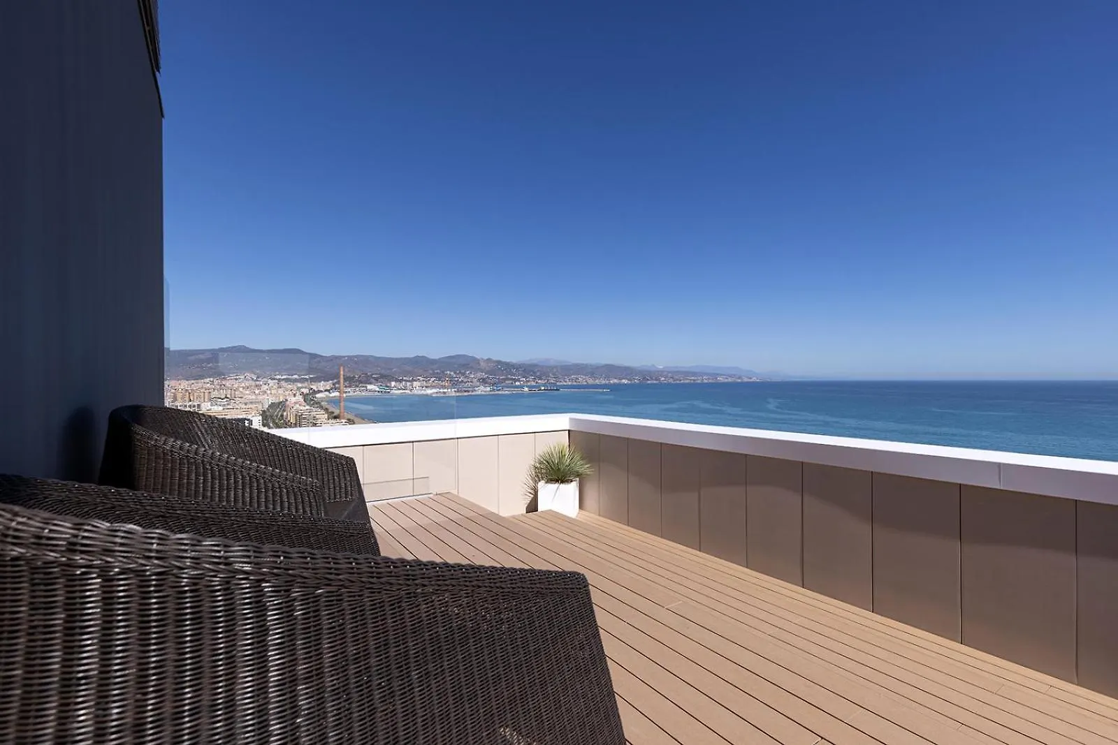 Luxury Beach Front 2 Bed Apartment In Malaga Towers