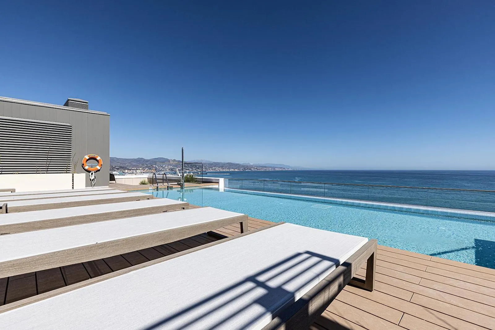 Luxury Beach Front 2 Bed Apartment In Malaga Towers